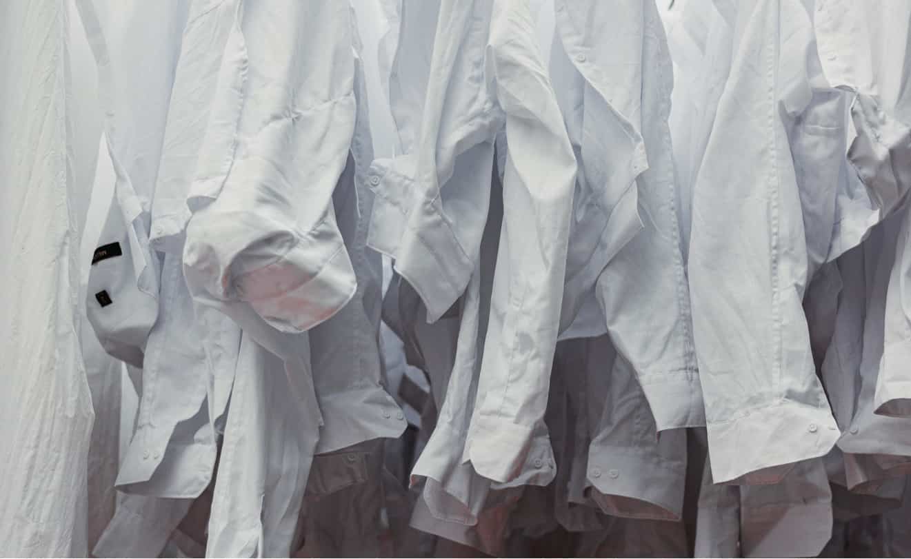 Camice bianche stese ad asciugare